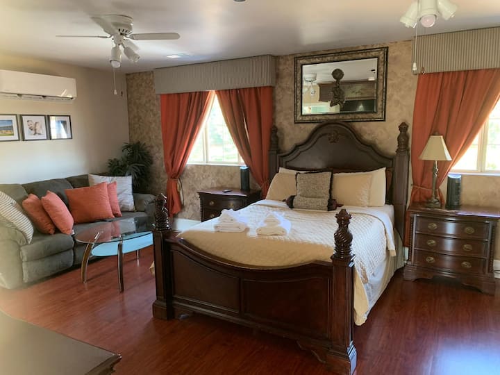 Основна спалня Luxur: с актуализиран 70 - инчов телевизор с плосък екран, 2 вентилатора на тавана, 2 вентилатора на нощните шкафчета, 1 електрическа камина и 1 отоплителен уред в допълнение към централната топлина.