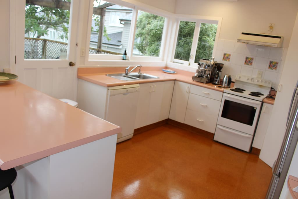 Retro kitchen! Fully equipped