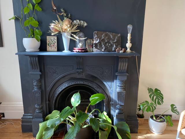 Heart of Fitzroy grand Italianate terrace c. 1888. gallery image 4