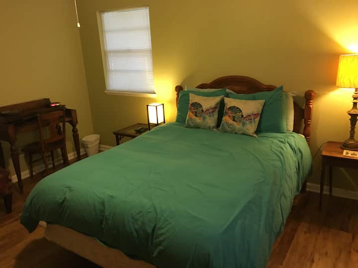 غرفة نوم رئيسية بسرير بحجم كبير