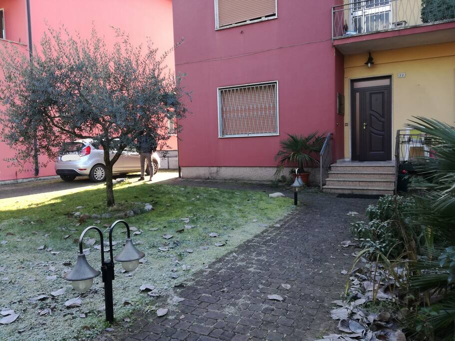 giardino con posto auto riservato.
