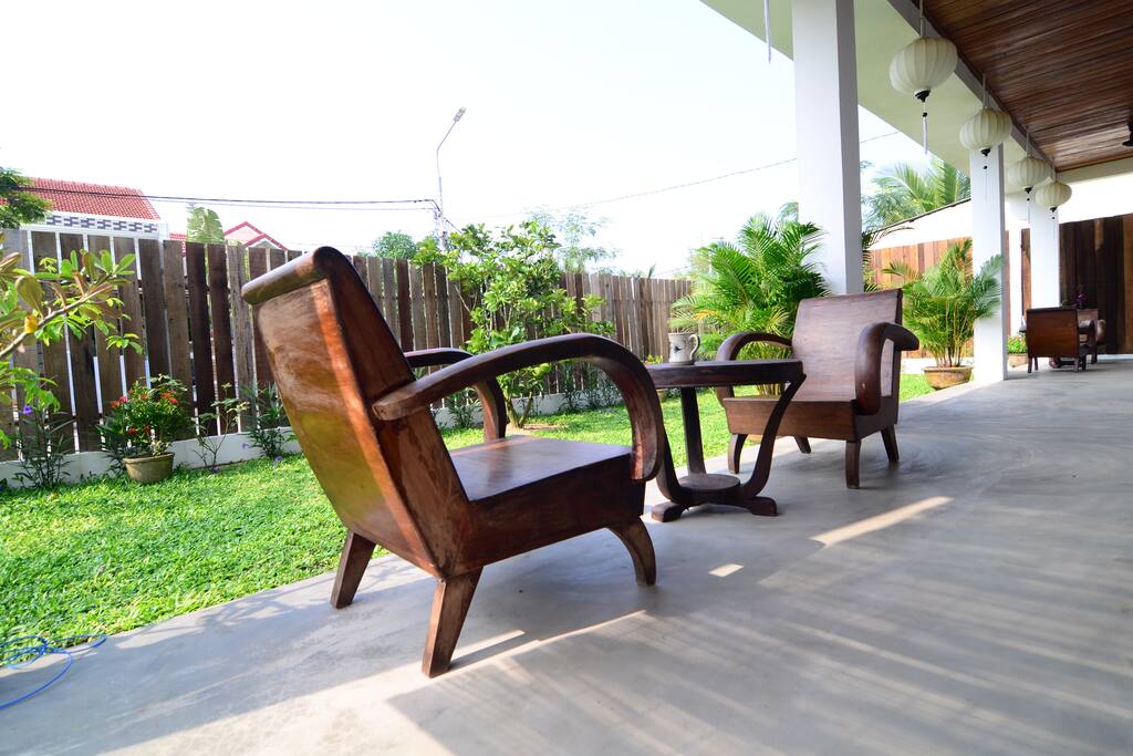 ghế bành trên sân thượng trước mỗi phòng ngủ