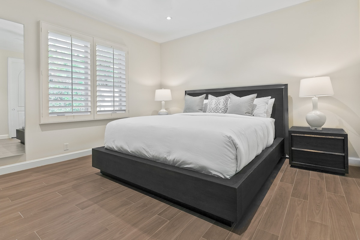 Bedroom 3 in the main house. It has a Cal King bed and it's own en suite bathroom.