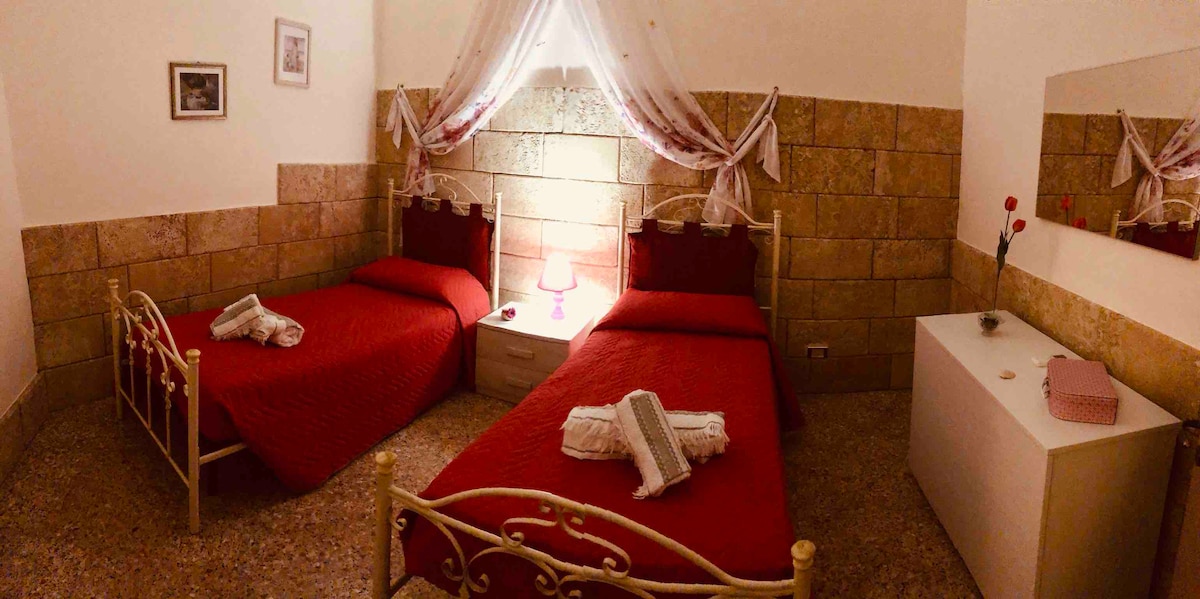 חדר זוגי. ניתן לשלב את המיטות ולהפוך אותן לחדר זוגי. חלון גבוה במסדרון פנימי