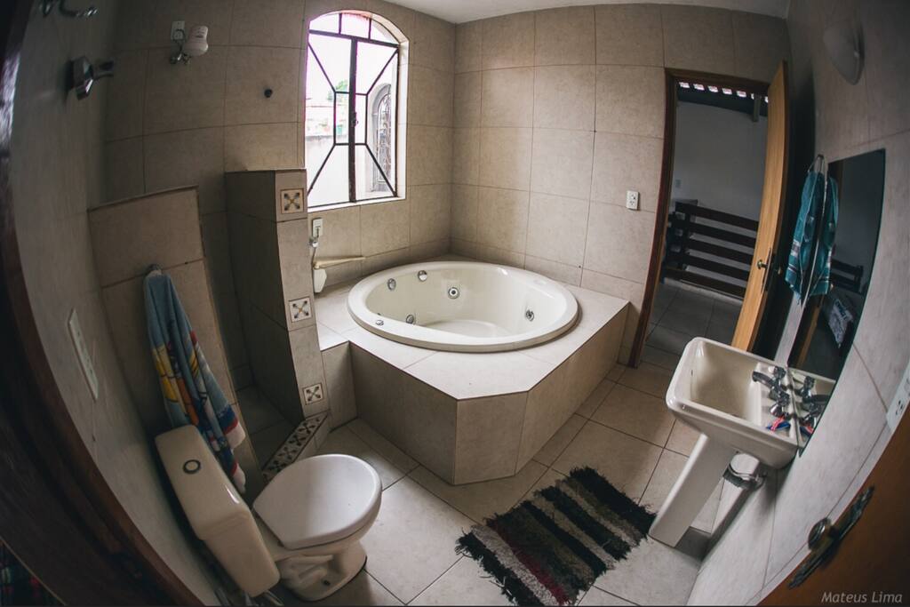 Banheiro do 2 andar, com banheira e acesso aos dois quartos compartilhados, ao lado da sala de convivência.