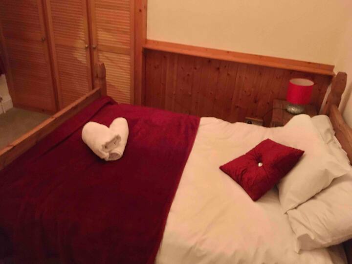 Veľká manželská posteľ s mimoriadne pohodlným matracom, ktorý ráno nebudete chcieť vystúpiť. 