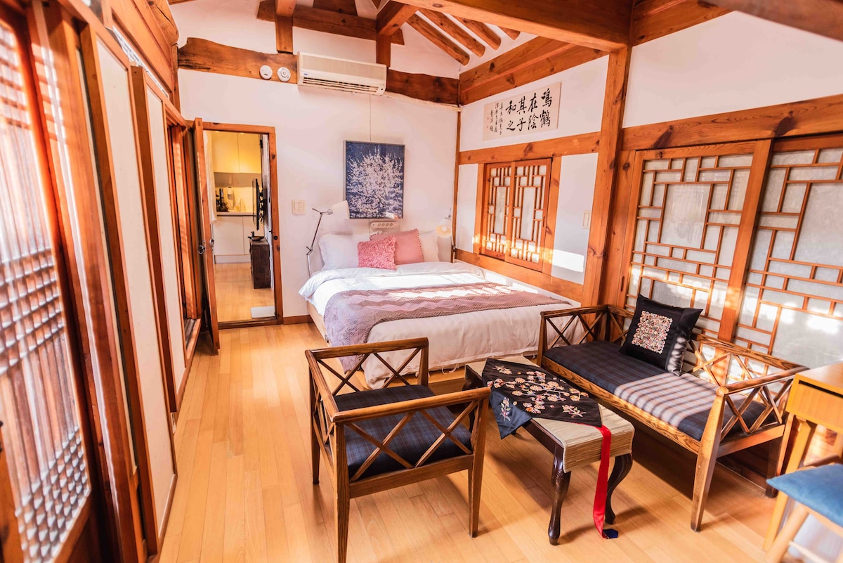Korean traditional house in Bukchon Hanok Village - Houses for Rent in ...