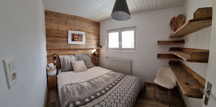 חדר הפלוקון, בקומת הקרקע,  עם מיטה ומדפים בגודל 140x190. 