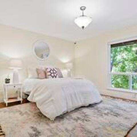 Luxurious Contemporary-Style Home! 5 miles to SFO gallery image 2