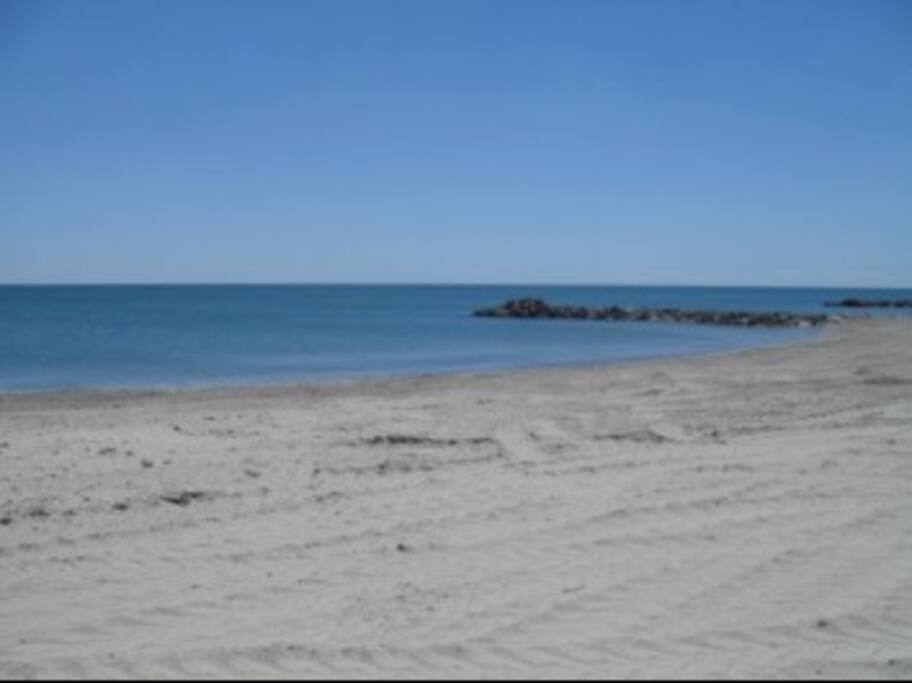 Plage de sable peu fréquentée, chaque plagette est cernée de petits épis rocheux, tout près de la maison, elle est nettoyée régulièrement.