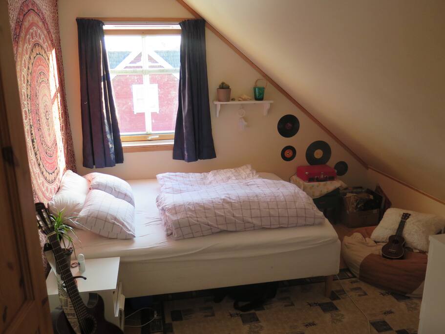 Bedroom 2, Queen Bed