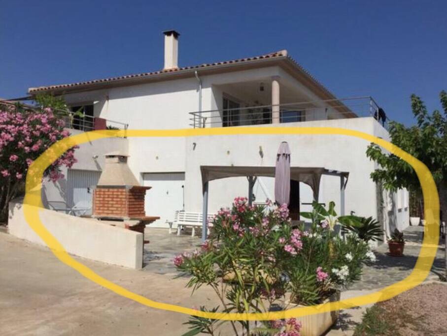 Votre espace auquel vous pouvez profiter ici entouré en jaune. Barbecue, table extérieure, bain de soleil et douche extérieure pour se rafraîchir ou se laver lorsque l’on revient de la plage....