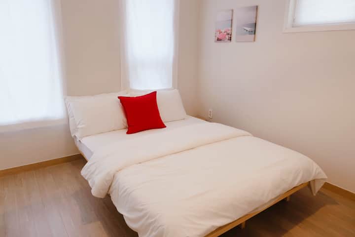 Соба 2 на 2 кат, 1 двоен кревет/бања/гардеробер/зла соба/масичка за облекување