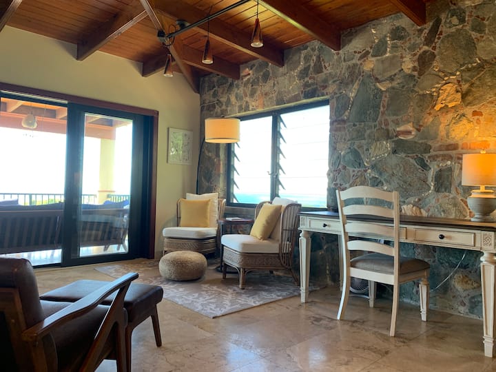 مساحة للقراءة والعمل - مكان مثالي لإجراء مكالمة المؤتمرات تلك والاستمتاع بالمناظر في نفس الوقت.