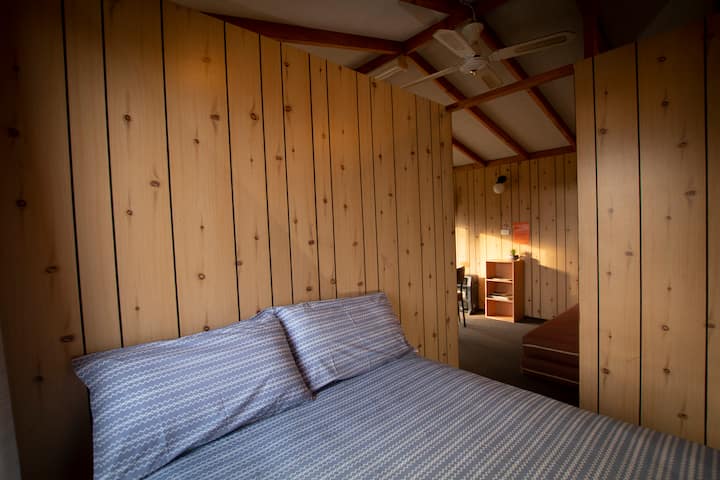 Bračni krevet odvojen je od kreveta na kat i prostora za opuštanje.