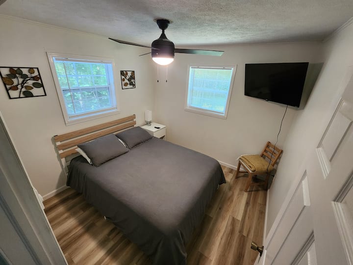 توفر غرفة النوم رقم2 سريرًا فاخرًا بمقاس كبير وطاولة جانبية للسرير وتلفزيون ذكي مقاس 43بوصة مزود بتوصيل لاسلكي وخزانة ملابس للتخزين. استيقظ واذهب للنوم في الغابة في هذه الغرفة! 