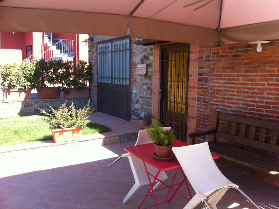 la terrazza e la porta di ingresso
