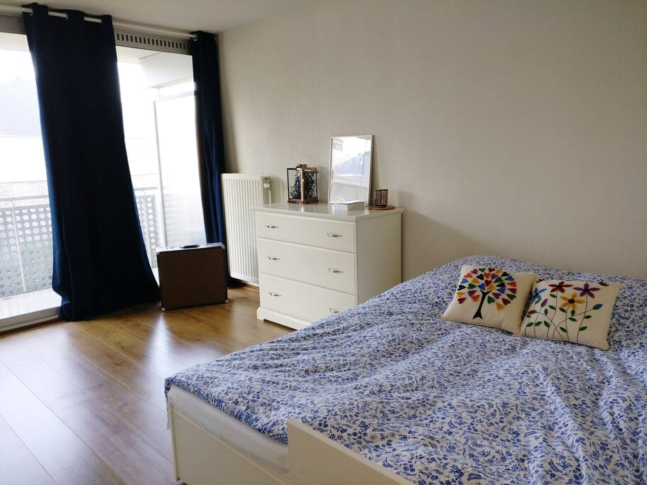 Cosy room with a lot of light and attached balcony