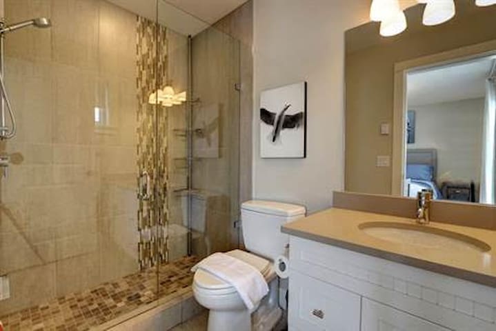 Boucherie Beach Cottages 9 Houses For Rent In West Kelowna