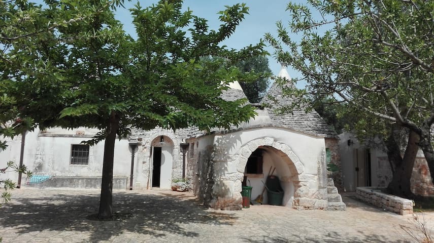 Affascinate trullo con piscina