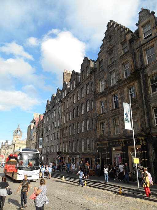 Looking down the Lawnmarket to the High Street and St Giles Cathedral