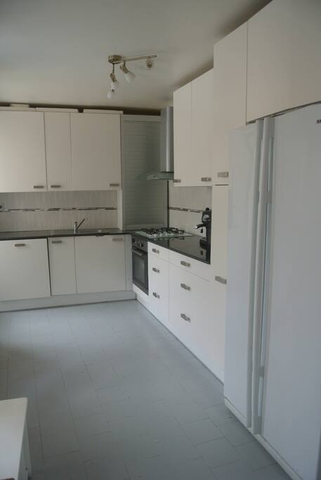 Cuisine : Lave vaisselle, four, double frigo, micro-onde et cafetiere