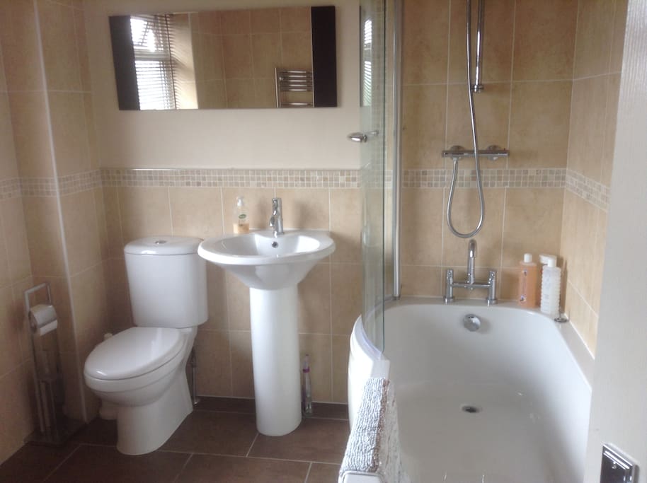 Large bathroom between the two bedrooms.