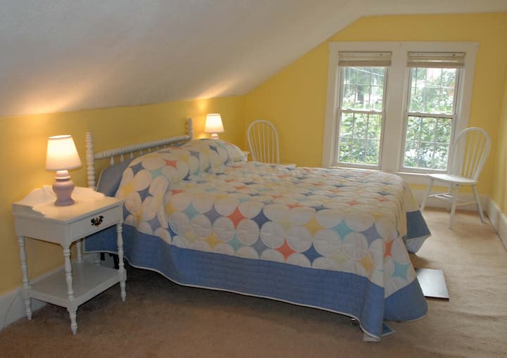 Dormitorio. "La habitación amarilla"