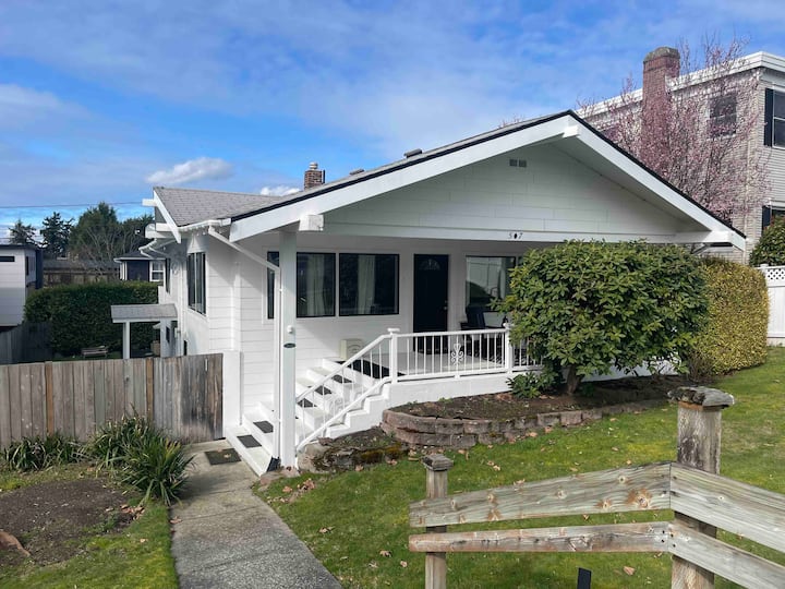 Beach House Kirkland 4 blocks to Shops & Lake Houses for Rent in