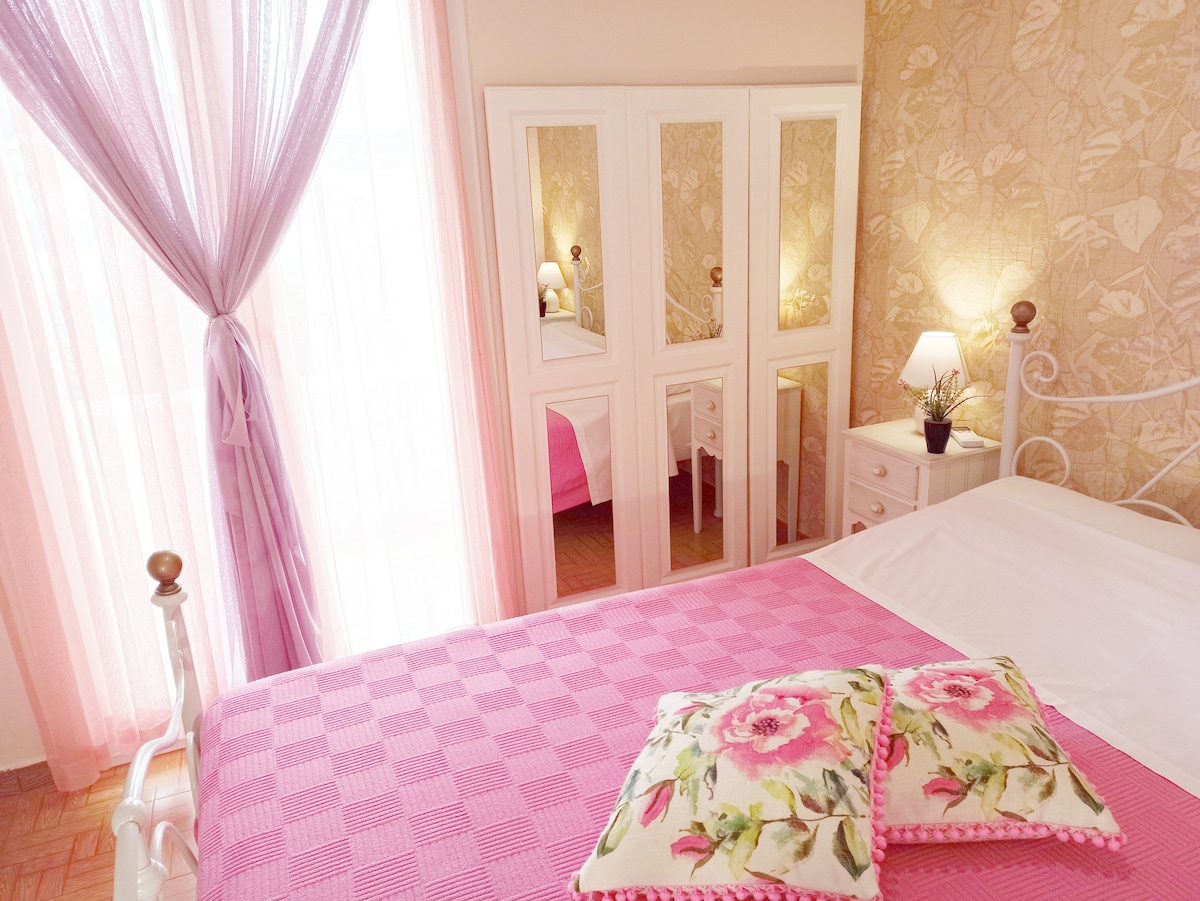 ห้องนอนคู่ห้องที่สองเต็มไปด้วยแสง