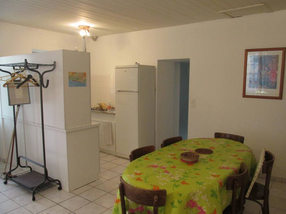 Salle à manger avec TV