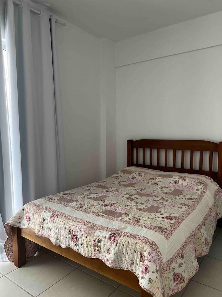 Chambre 1 

lit double, ventilateur au plafond et balcon.
