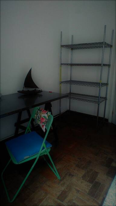 estante de ferro no quarto