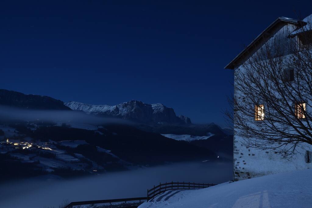 Schloss Gravetsch bei einer Vollmondnacht im Winter