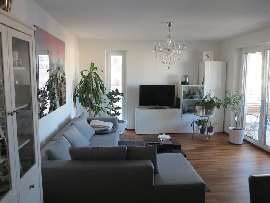 Wohnzimmer mit Balkon rechter Hand