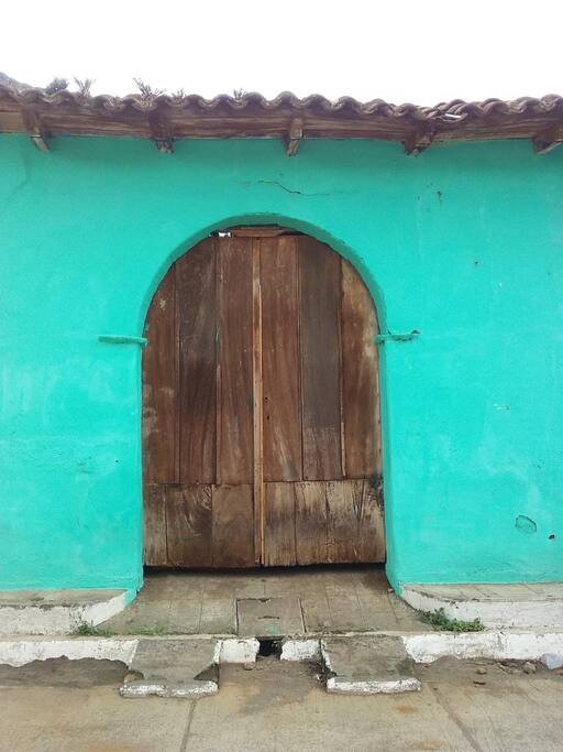 Dentro de nuestros portones encontraras un lugar para descansar y mas adentro un bello jardín ven y vive la historia de Izalco junto a nosotros