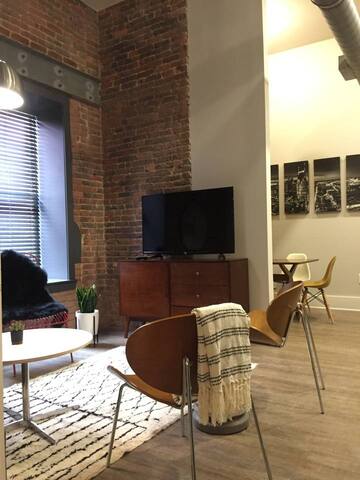 LOCATION! Walk everywhere Downtown from Loft! 104 gallery image 5