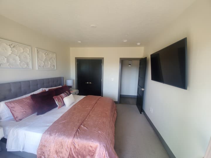 Брачна спална соба на долниот кат