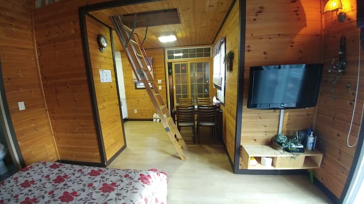 מדרגות טיפוס בקומת השנייה