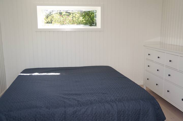 Chambre 1 en annexe avec lit double 180 * 200, poêle à bois et grande commode