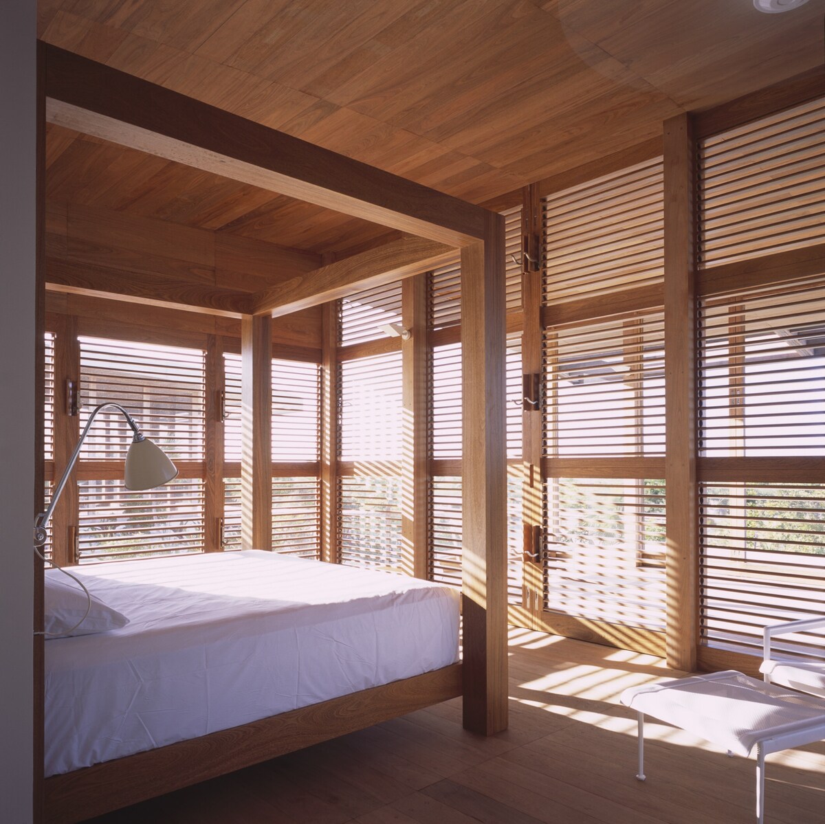 Los tres dormitorios están forrados de roble brasileño, tienen dosel de roble brasileño, camas súper king size y persianas de celosía frente al mar.