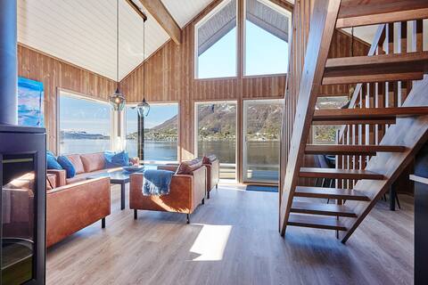 Modern seaside cottage in Vesterålen with Hot tub!