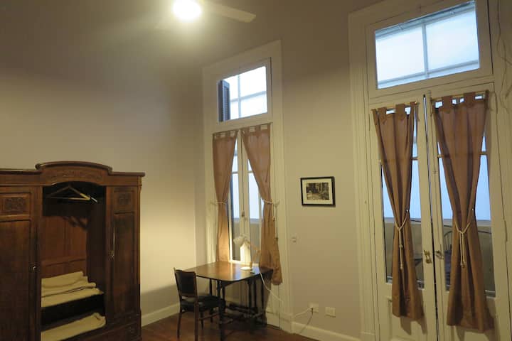 Triple room with shared bathroom in Monserrat