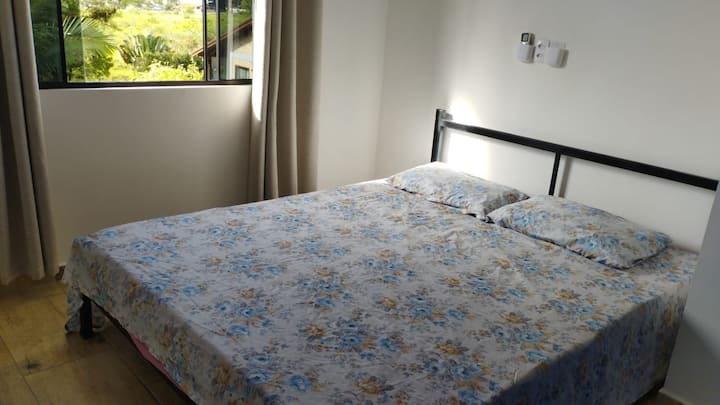 Camera 2: camera con letto queen-size e aria condizionata split. 