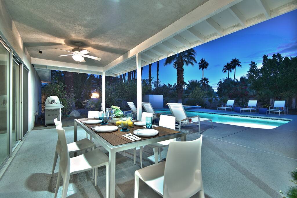 COVERED PATIO TO POOL NIGHT - CASA MODERNA - PALM SPRINGS VACATION RENTAL POOL HOME