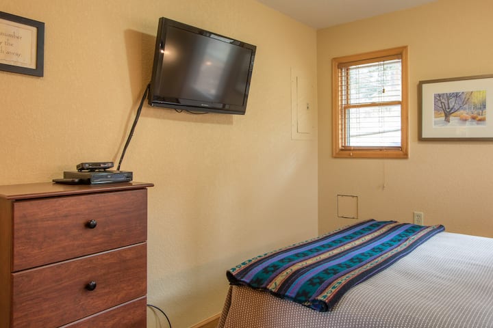 Спалня на горното ниво с двойно легло и малка палуба