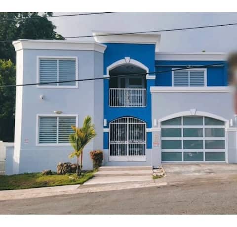 Modern house/pool/billiards/15 min from the airport