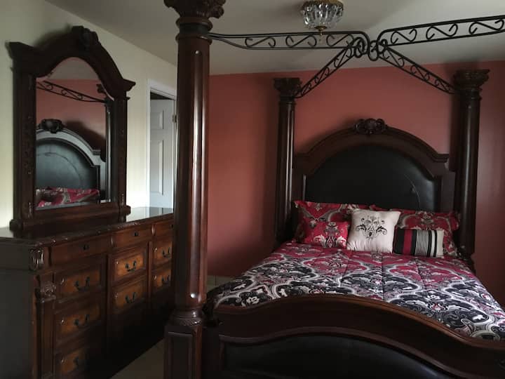 Cama tamaño queen, acceso a la habitación ideal