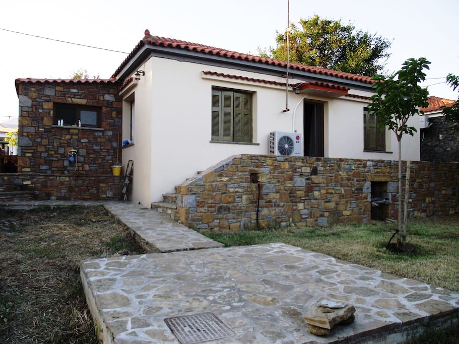Η πίσω όψη του σπιτιού που βλέπει στον κήπο.
