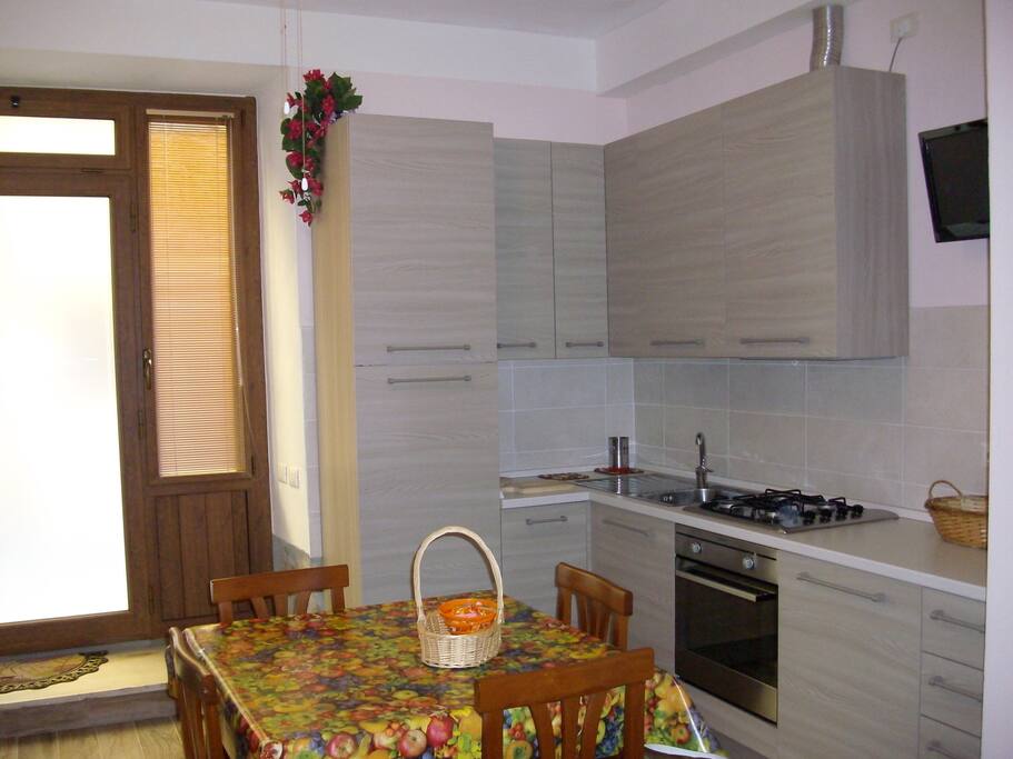 CUCINA PROVVISTA DI TUTTO